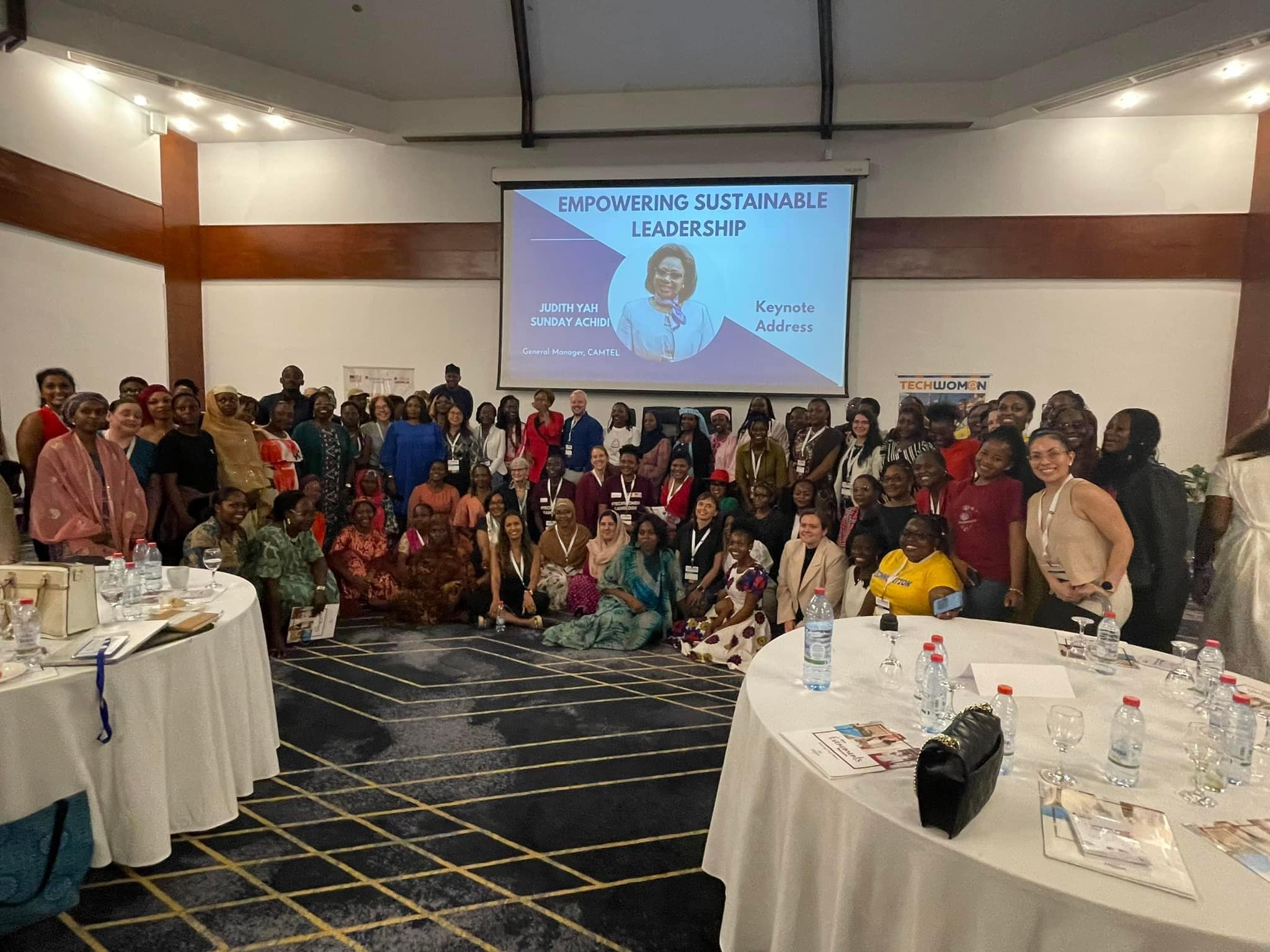 Women & Tech: A Path Forward -- Femmes & Tech : Une Voie à Suivre